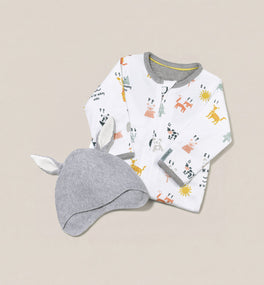 Kit & Kin’s coordinated all-in-one and bunny ears hat baby gift set made from GOTS-certified organic cotton, perfect for newborn comfort and gifting. 