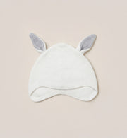 Made from GOTS-certified organic cotton, this Kit & Kin white bunny baby hat is soft and gentle for newborn skin and ideal for unisex baby gifting.